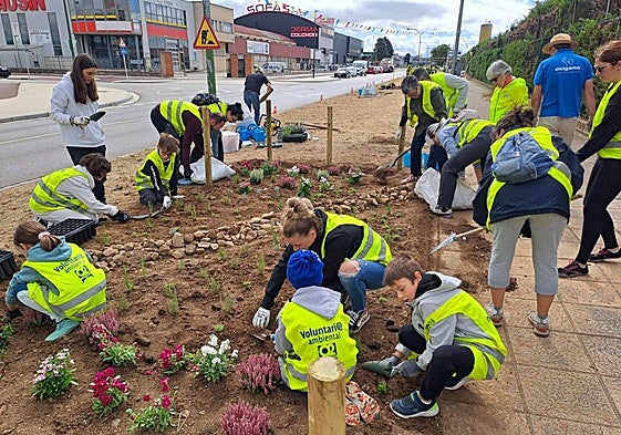 Los volutnarios han creado nuevas zonas verdes en el polígono.