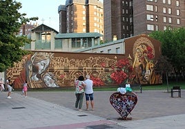 Multitud de personas se detienen frente al mural