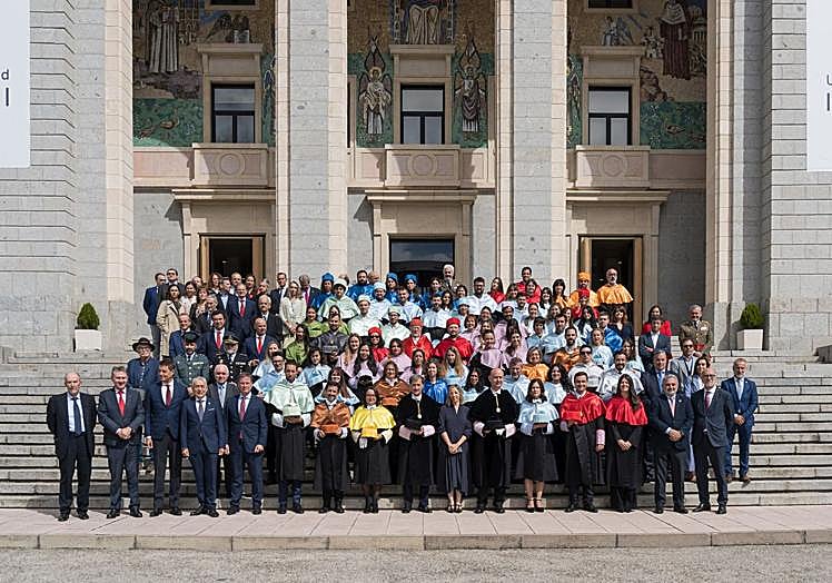 Foto de familia de docentes de la Universidad Isabel I.
