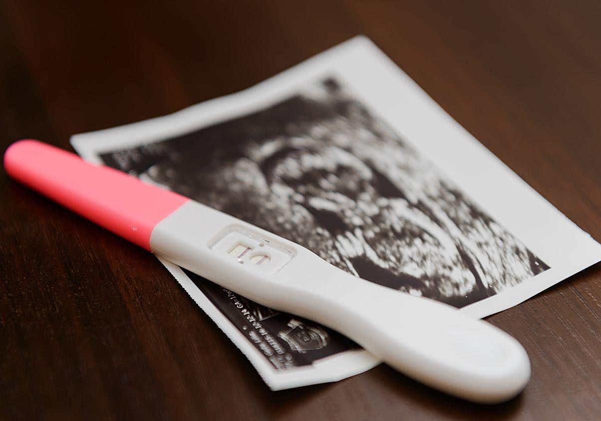 Prueba de embarazo junto con una ecografía