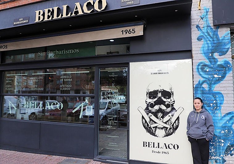 Tamar Losantos, barbera y regente de Bellaco, frente a su local.