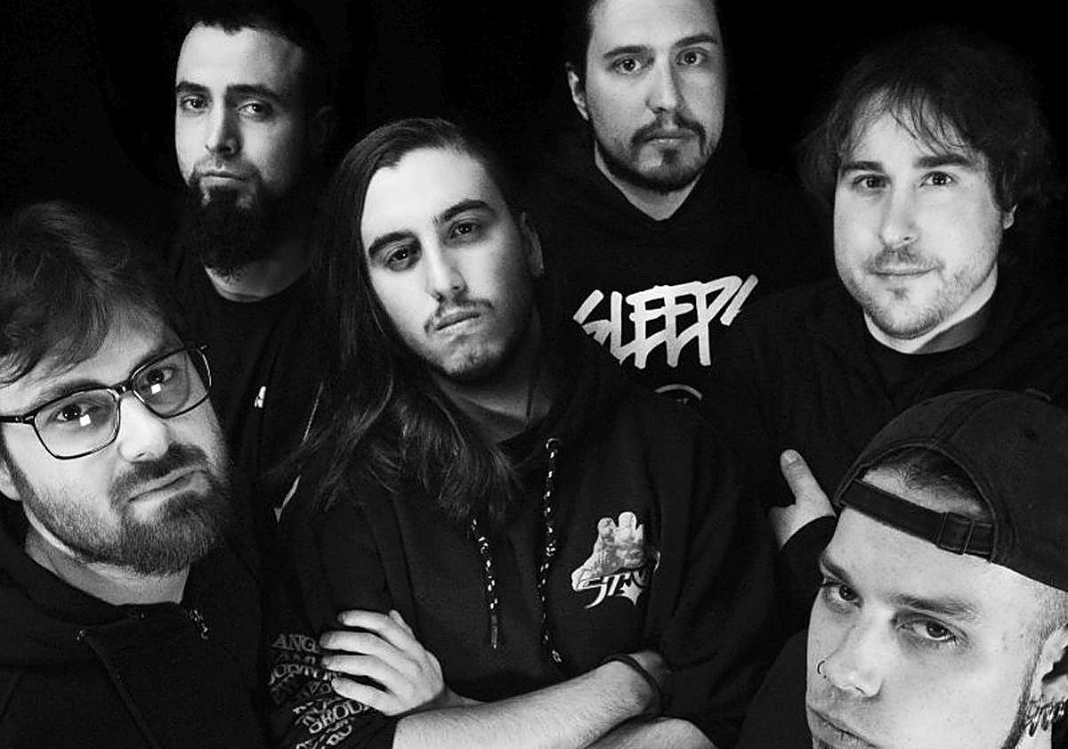 Imagen principal - Arriba, el grupo Ascua y a la izda. el Dj Hugo Fraile. 