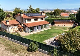 Instalación de placas solares en una vivienda.