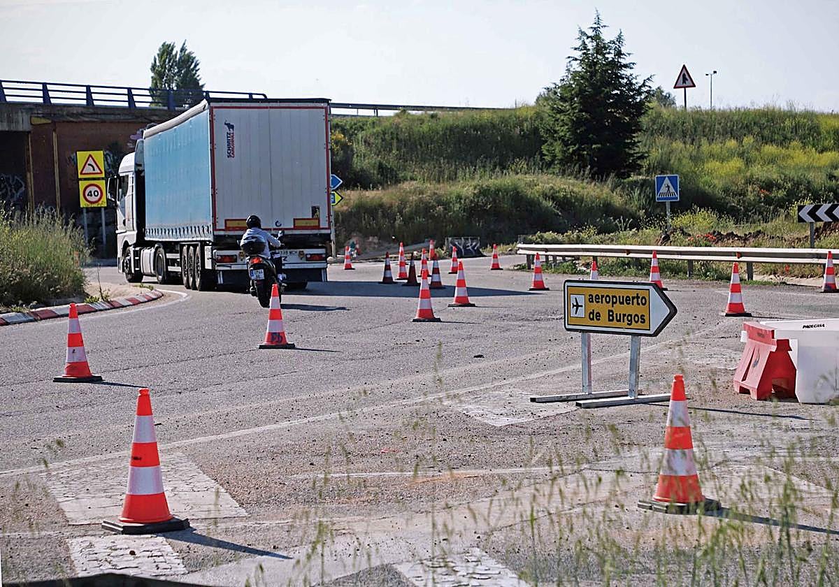 Obras en la rotonda de acceso al aeropuerto de Burgos.