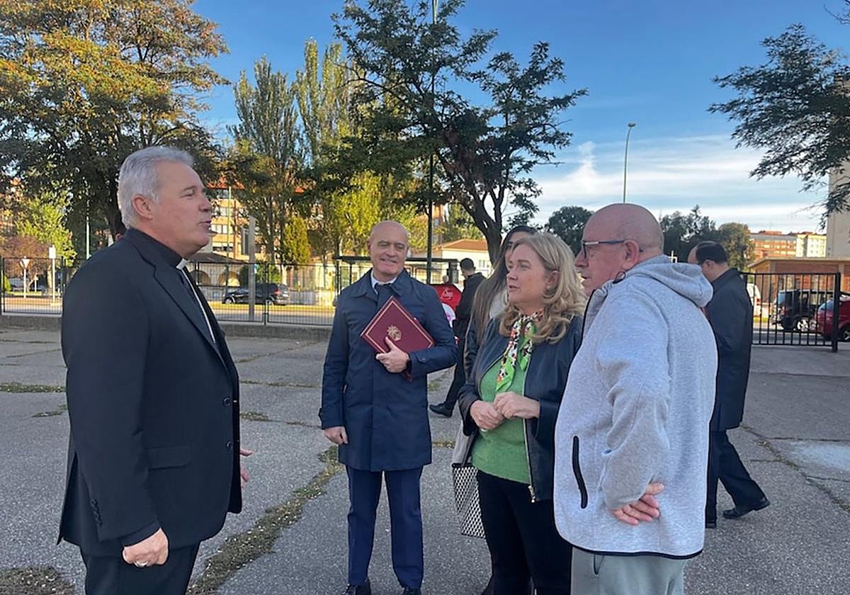 Mario Iceta frente a Cristina Ayala en presencia de Manzanedo, Ballesteros y representantes del barrio.