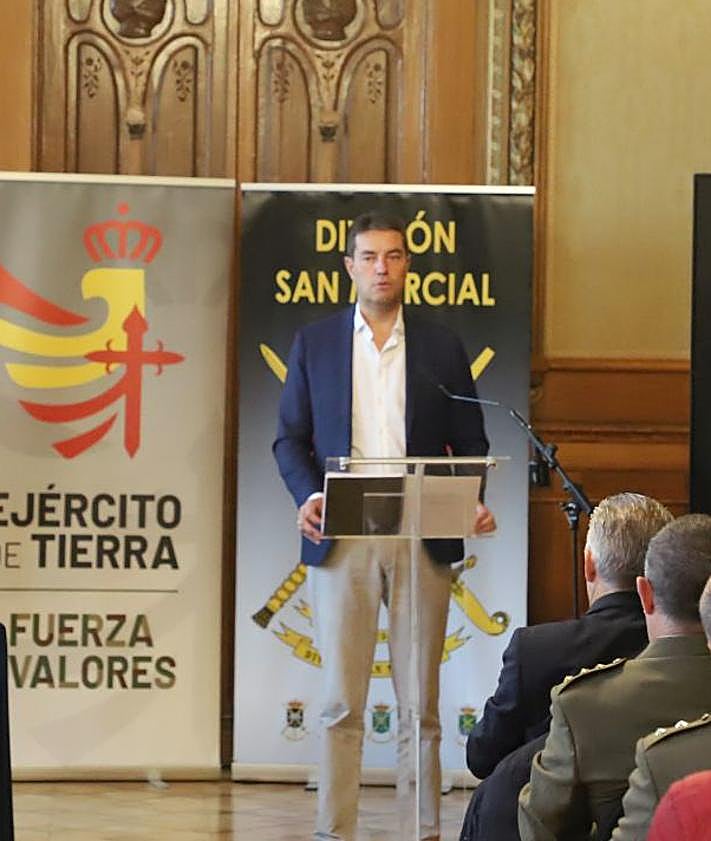 Imagen secundaria 2 - Diferentes personalidades públicas se han reunido para leer y disfrutar el Cantar del mio Cid.