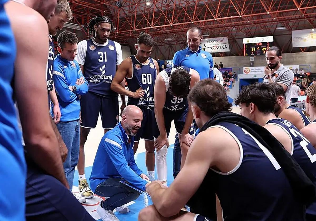 Jordi Juste dando indicaciones a sus hombres.