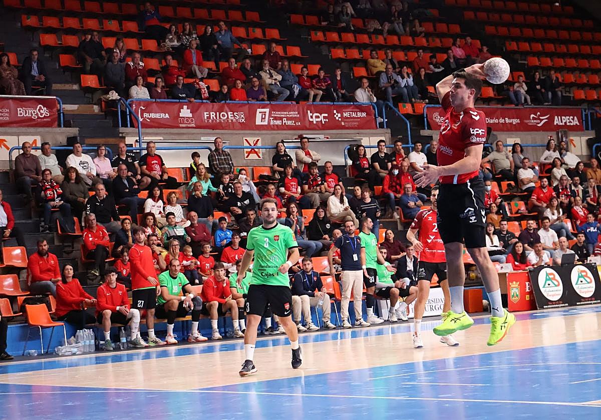 Jaime Fernández prepara un lanzamiento a portería.