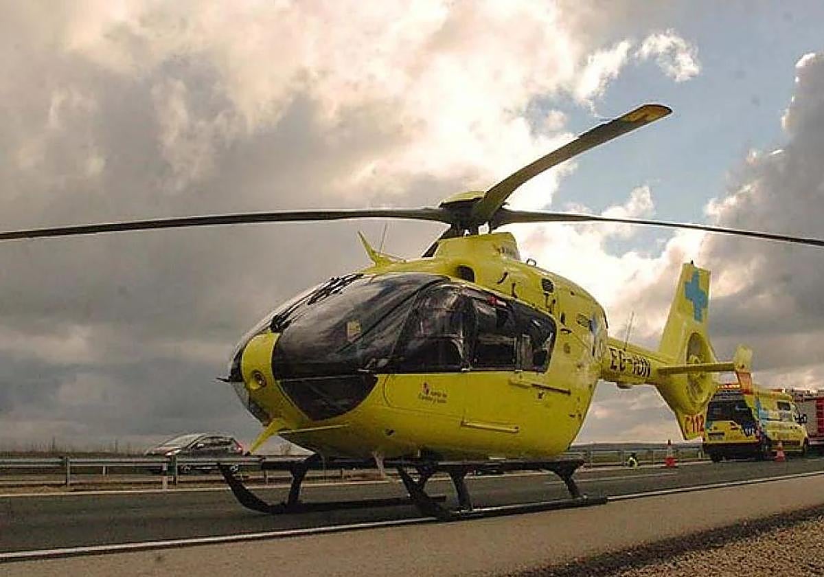 Hasta el lugar del suceso se ha desplazado un helicóptero sanitario.