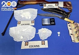Los agentes intervinieron droga y armas.