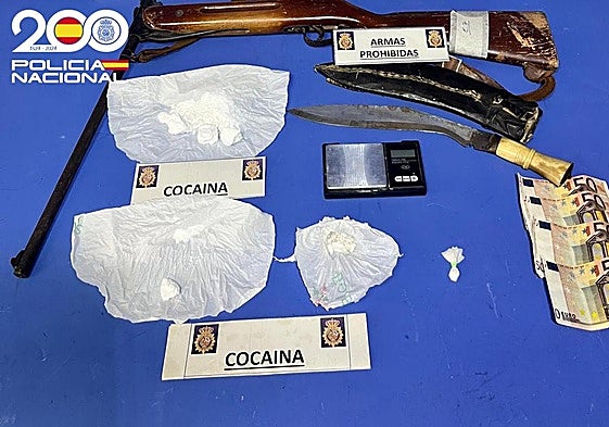 Los agentes intervinieron droga y armas.