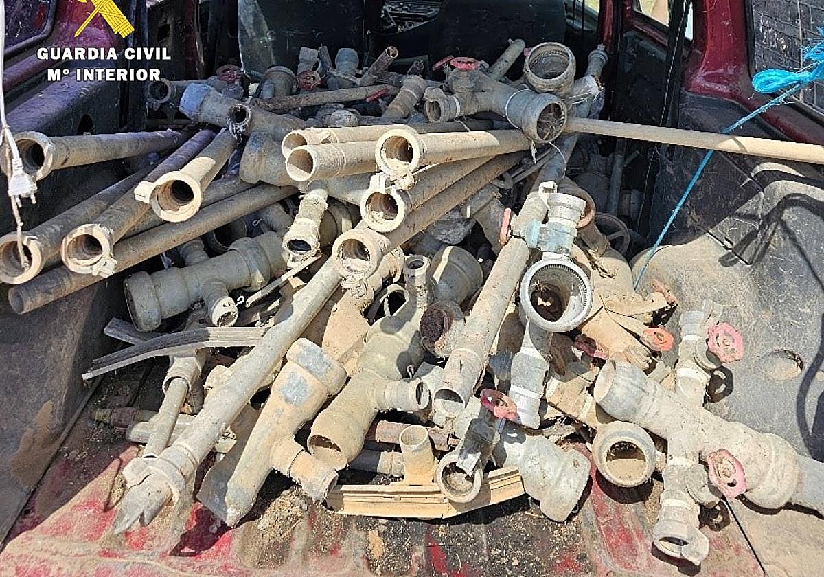 Material robado y hallado en el coche del hombre tras ser sorprendido, huir y abandonar su vehículo.