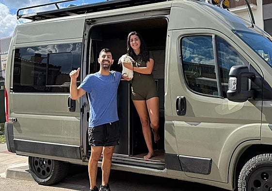 Aaron y Susana junto a su coneja, Kuki, en la furgoneta con la que viajan.
