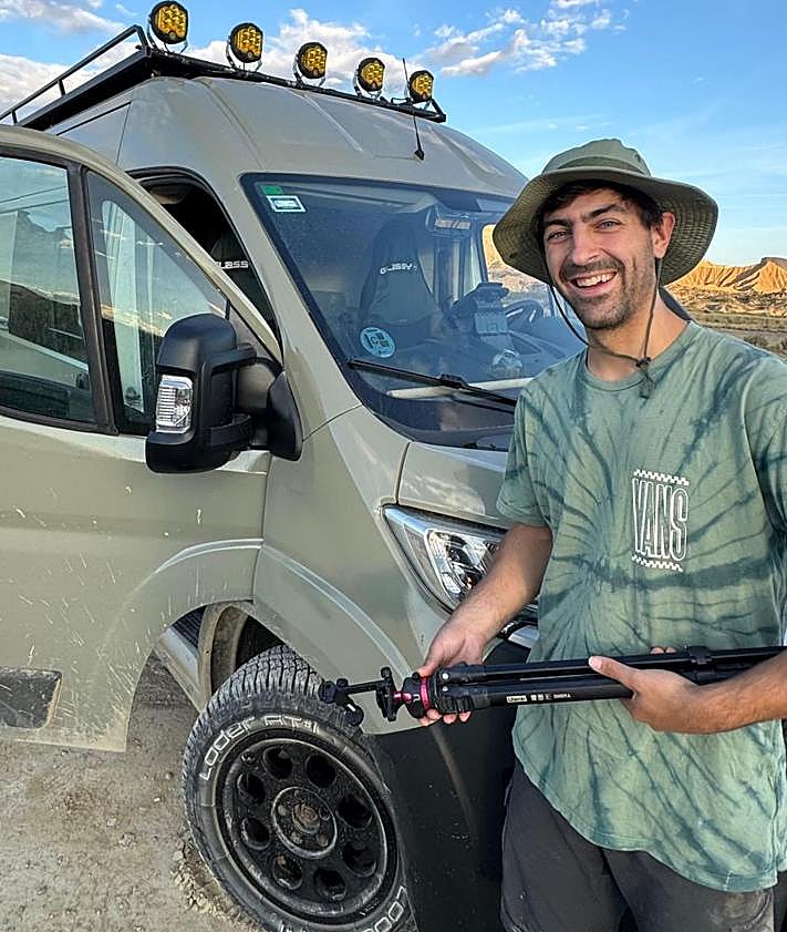 Imagen secundaria 2 - Aaron, Susana y Kuki, en la furgoneta con la que viajan.