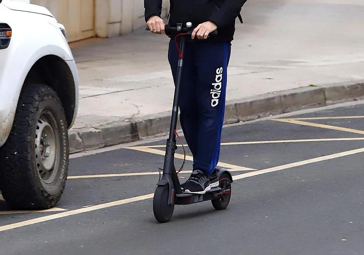 Un usuario de patinete por las calles de Burgos.