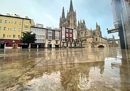 La ciudad de Burgos con la Catedral de fondo durante un día lluvioso.