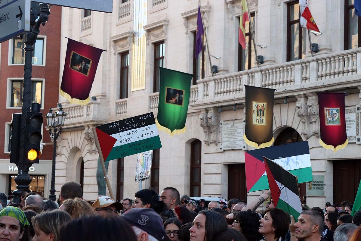Así ha sido en imágenes la multitudinaria e improvisada manifestación por Gaza en Burgos