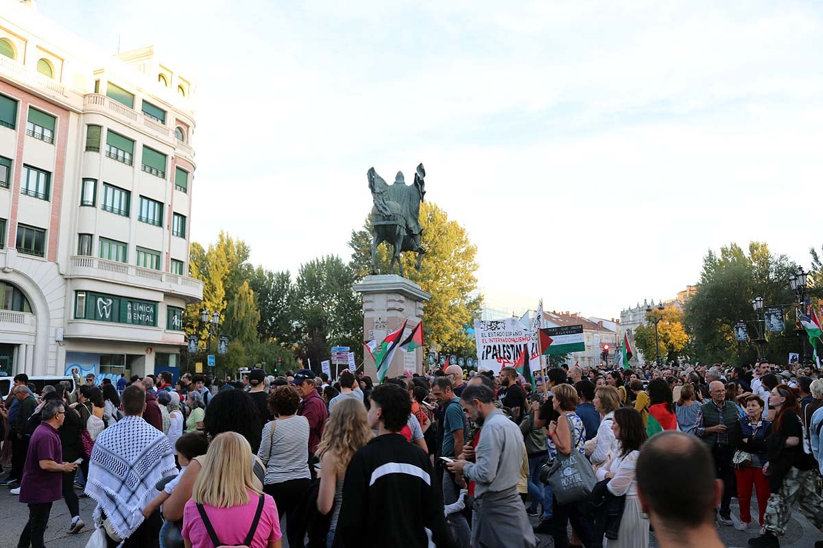Así ha sido en imágenes la multitudinaria e improvisada manifestación por Gaza en Burgos