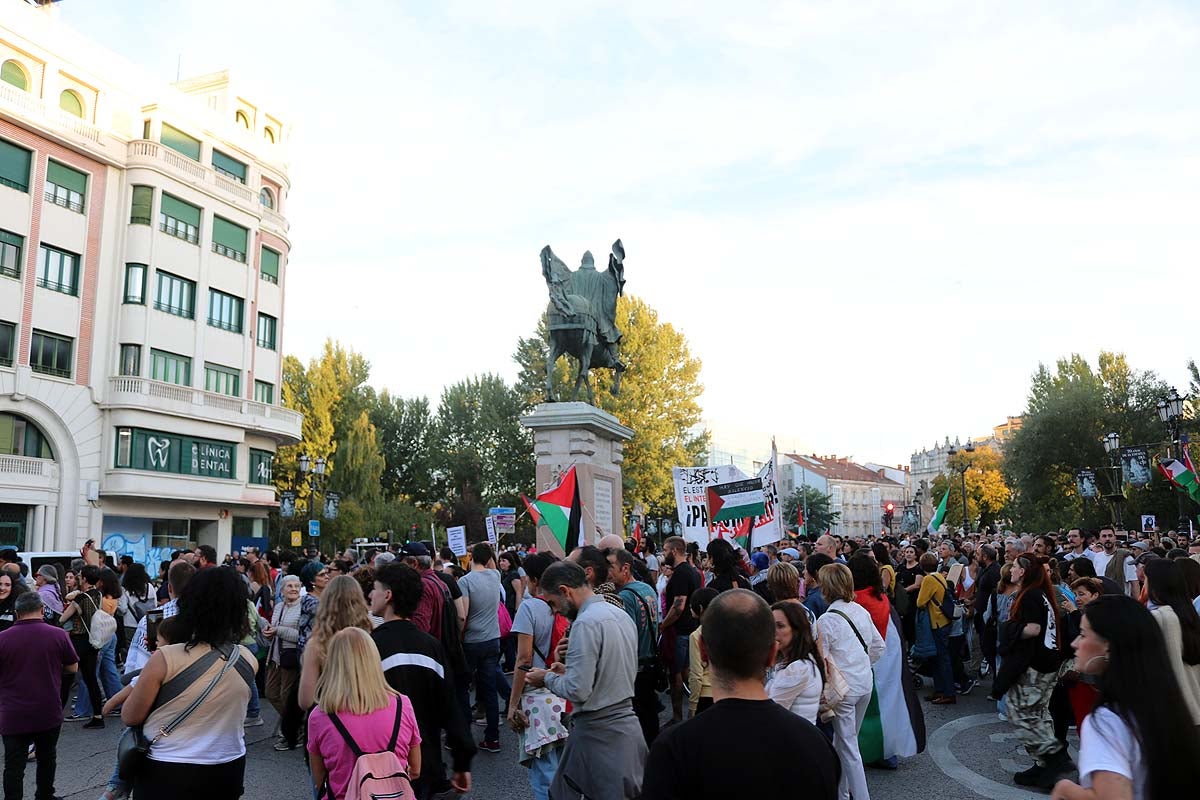 Así ha sido en imágenes la multitudinaria e improvisada manifestación por Gaza en Burgos
