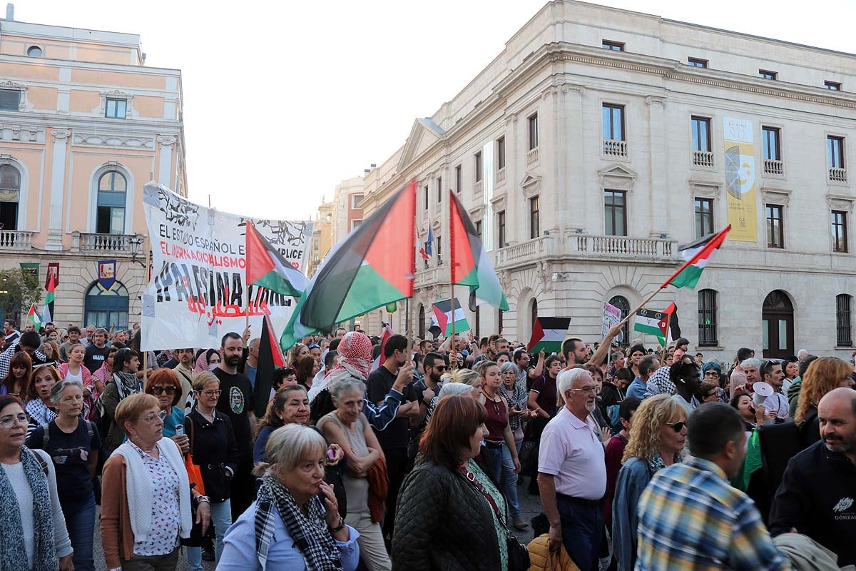 Así ha sido en imágenes la multitudinaria e improvisada manifestación por Gaza en Burgos