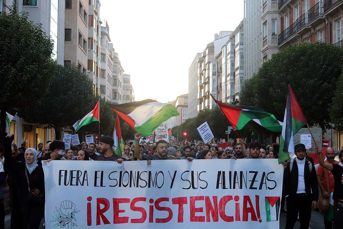 Así ha sido en imágenes la multitudinaria e improvisada manifestación por Gaza en Burgos
