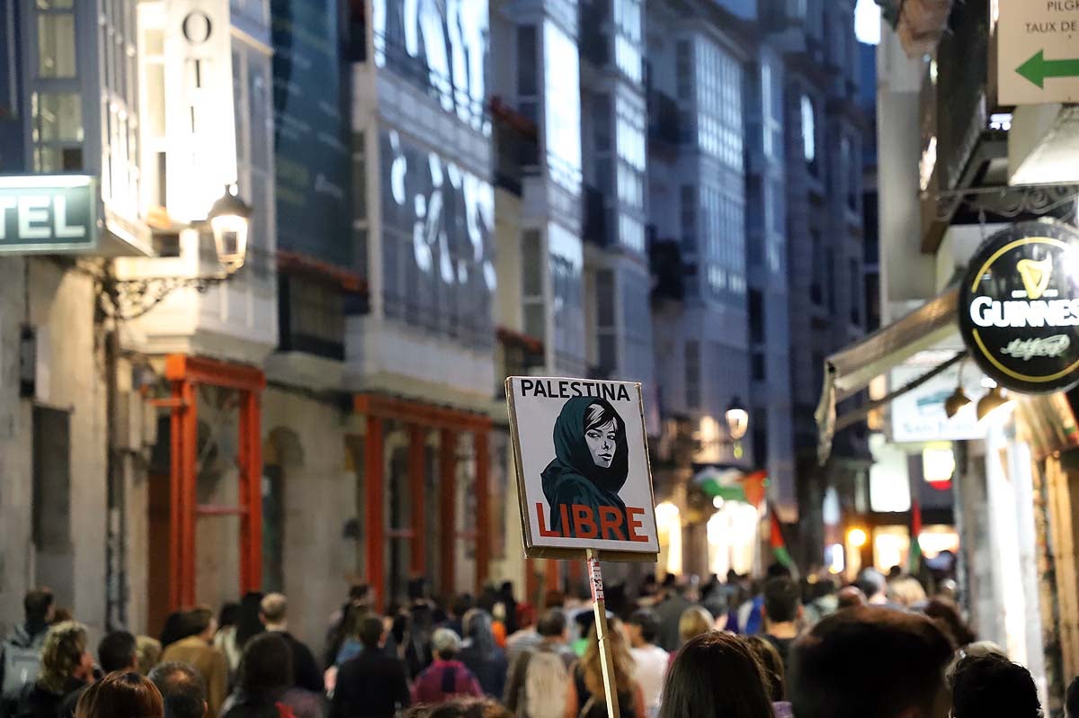 Así ha sido en imágenes la multitudinaria e improvisada manifestación por Gaza en Burgos