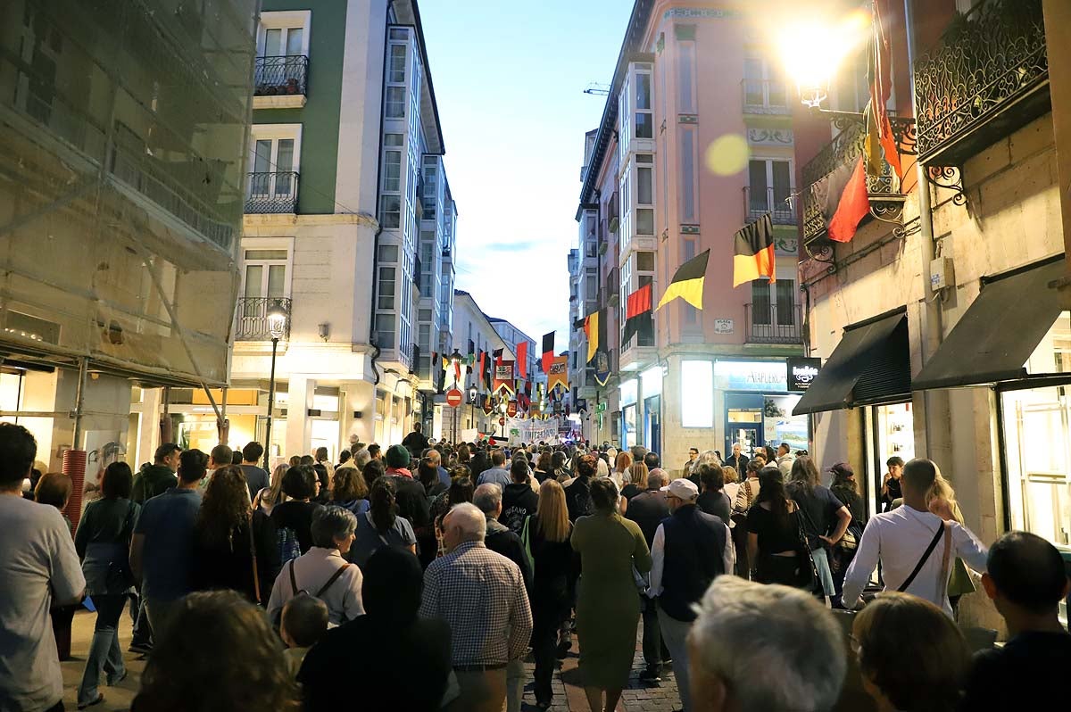 Así ha sido en imágenes la multitudinaria e improvisada manifestación por Gaza en Burgos
