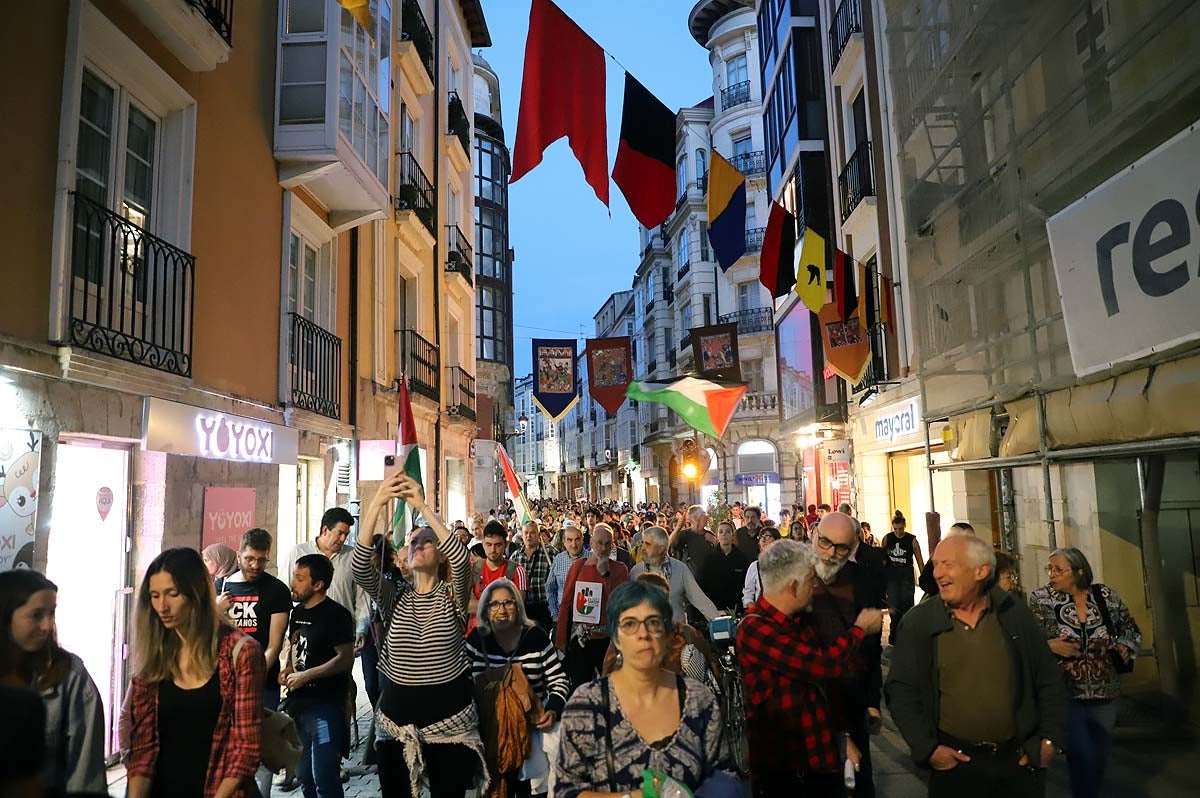 Así ha sido en imágenes la multitudinaria e improvisada manifestación por Gaza en Burgos