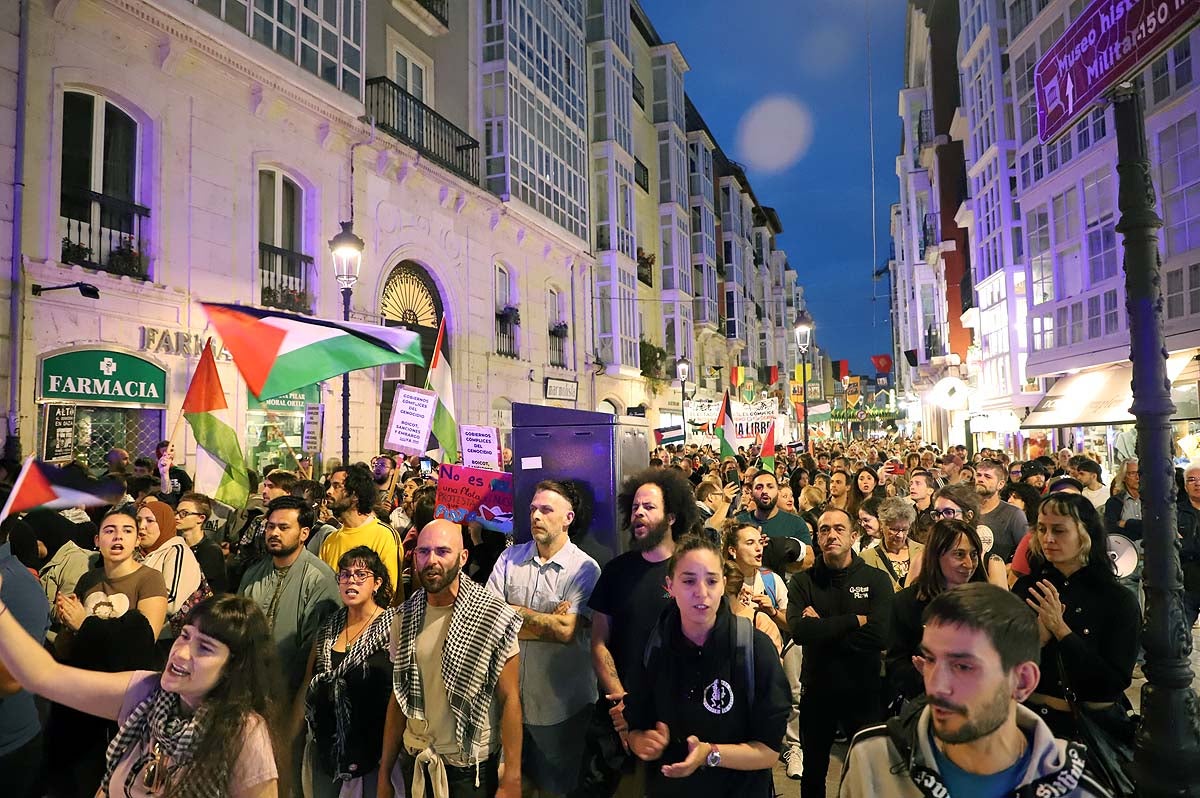 Así ha sido en imágenes la multitudinaria e improvisada manifestación por Gaza en Burgos