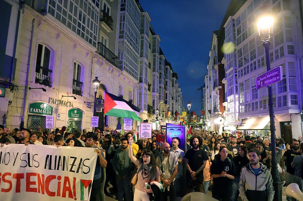 Así ha sido en imágenes la multitudinaria e improvisada manifestación por Gaza en Burgos