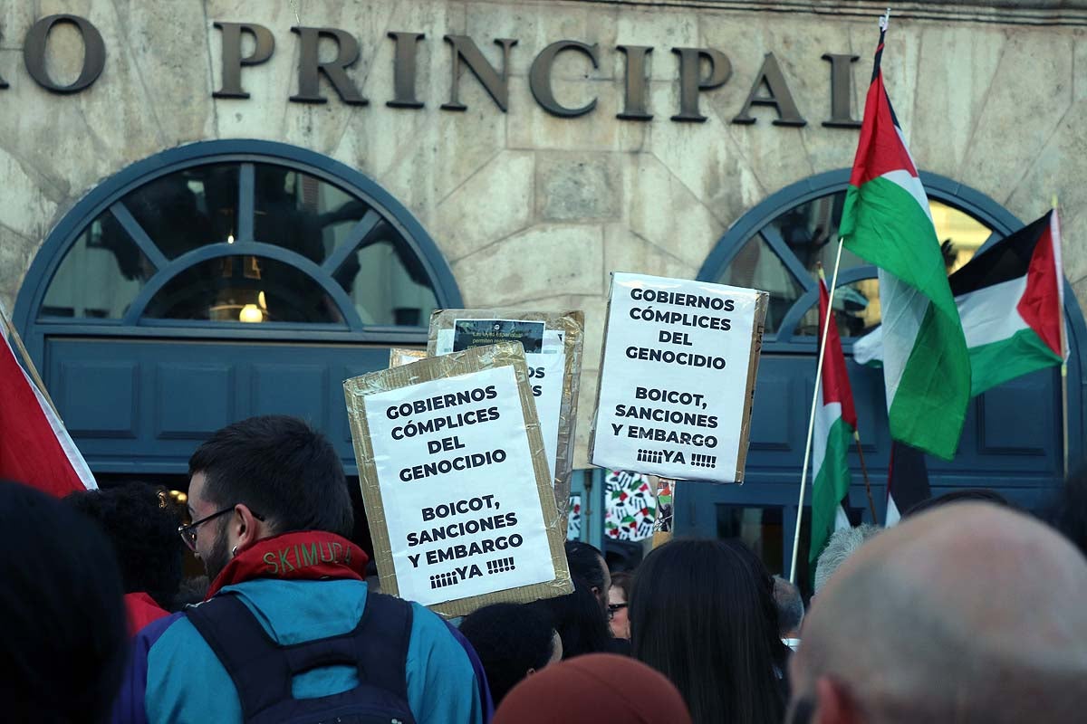 Así ha sido en imágenes la multitudinaria e improvisada manifestación por Gaza en Burgos