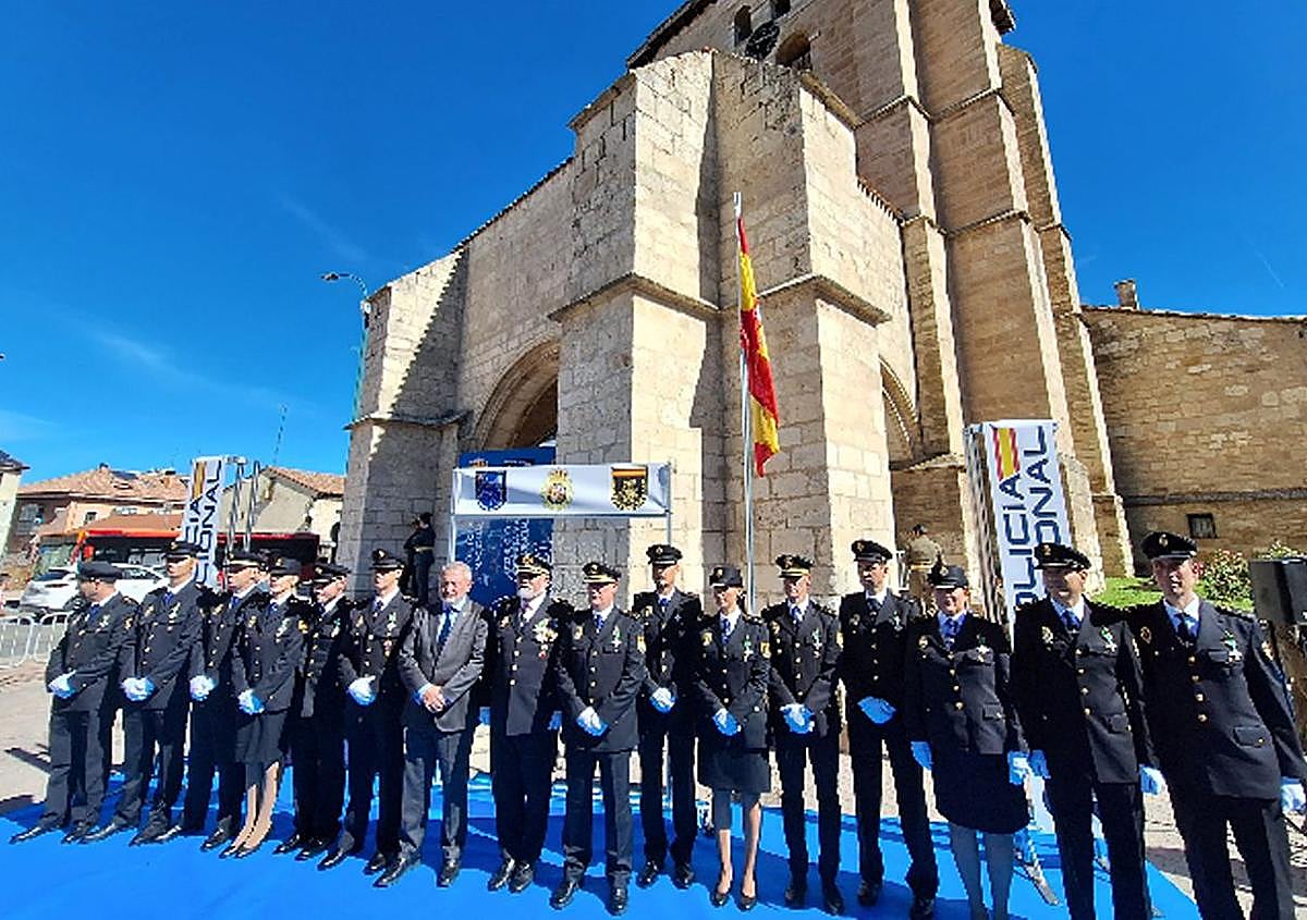 Imagen secundaria 1 - Arriba, los condecorados junto al subdelegado del Gobierno; una foto de familia y un momento de las intervenciones.