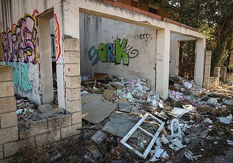 Estado de una de las viviendas de la urbanización fantasma de Cardeñadijo