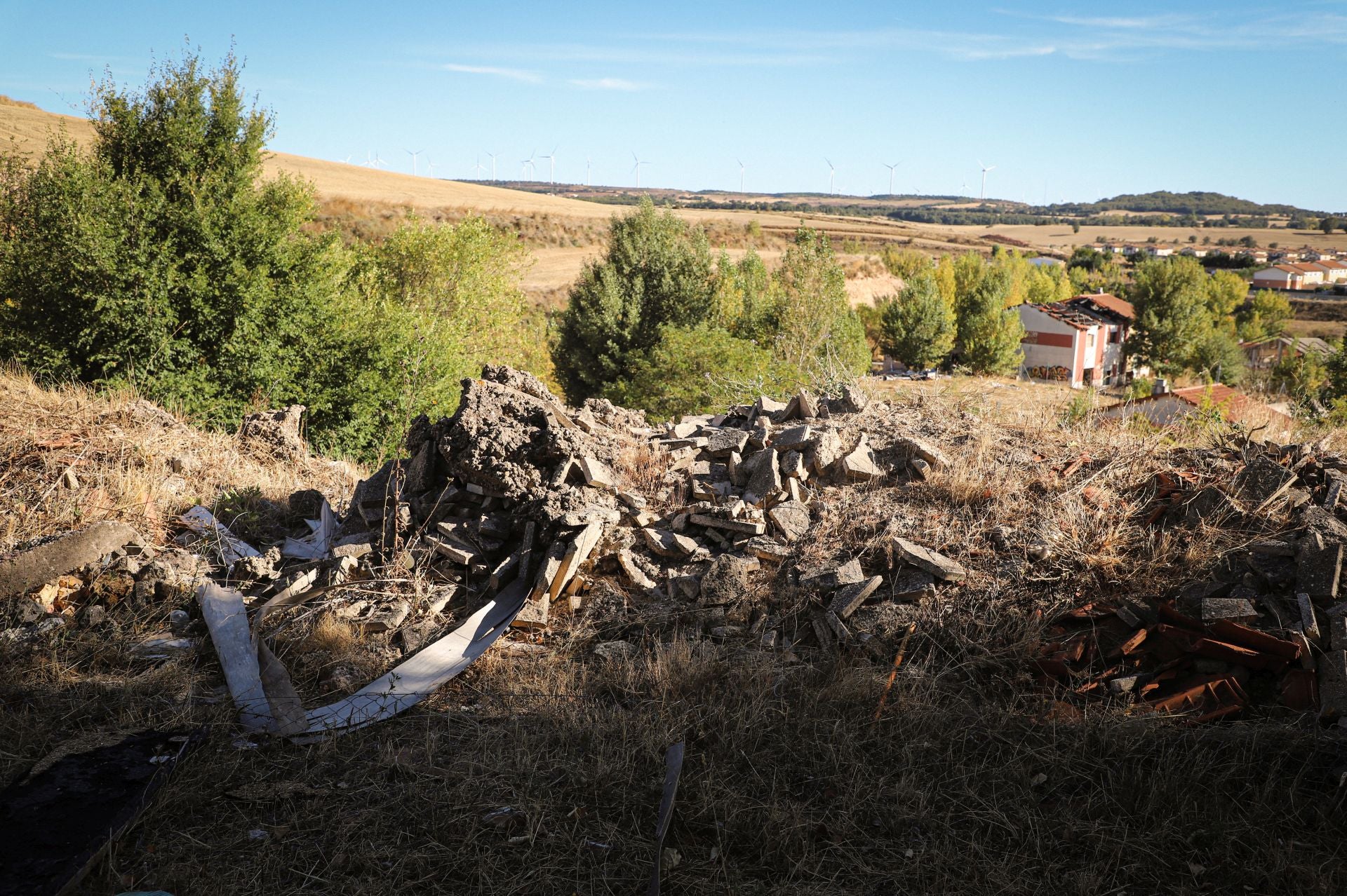 Así está la urbanización fantasma de un pueblo de Burgos, en imágenes