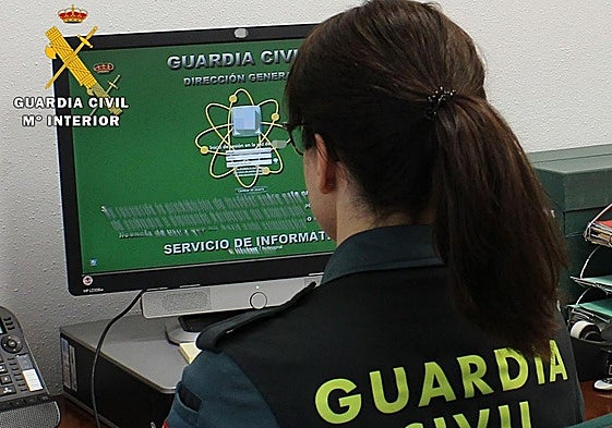Imagen de archivo de una agente de la Guardia Civil.