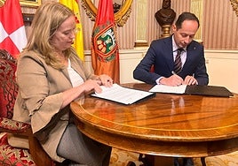 Un momento de la firma del convenio.