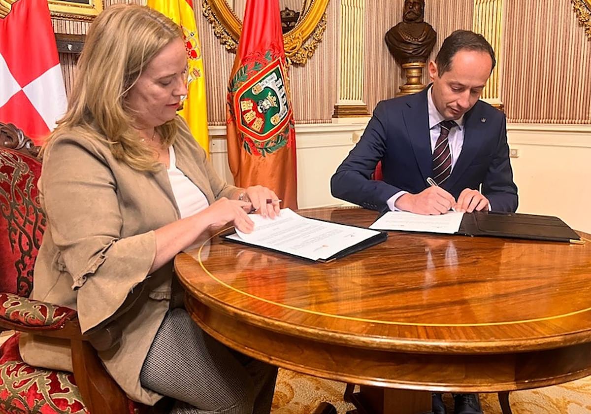 Un momento de la firma del convenio.