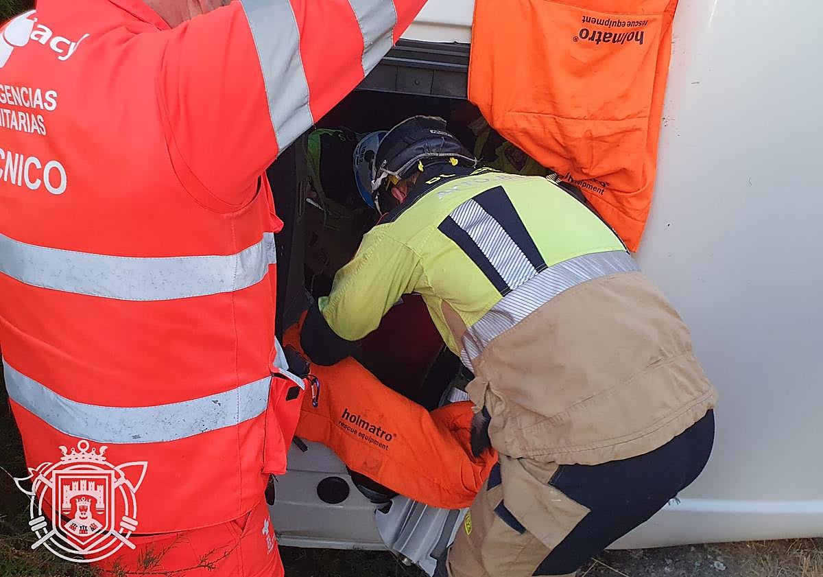 Imagen principal - Los servicios de emergencias actúan en el lugar del accidente. 