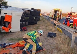 Trabajos en el lugar del accidente para ayudar a las dos personas heridas.