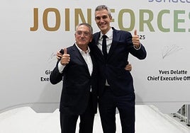 Ginés Clemente, presidente ejecutivo de Aciturri (izq.) e Yves Delatte, CEO de Sonaca Group, tras la firma del acuerdo.