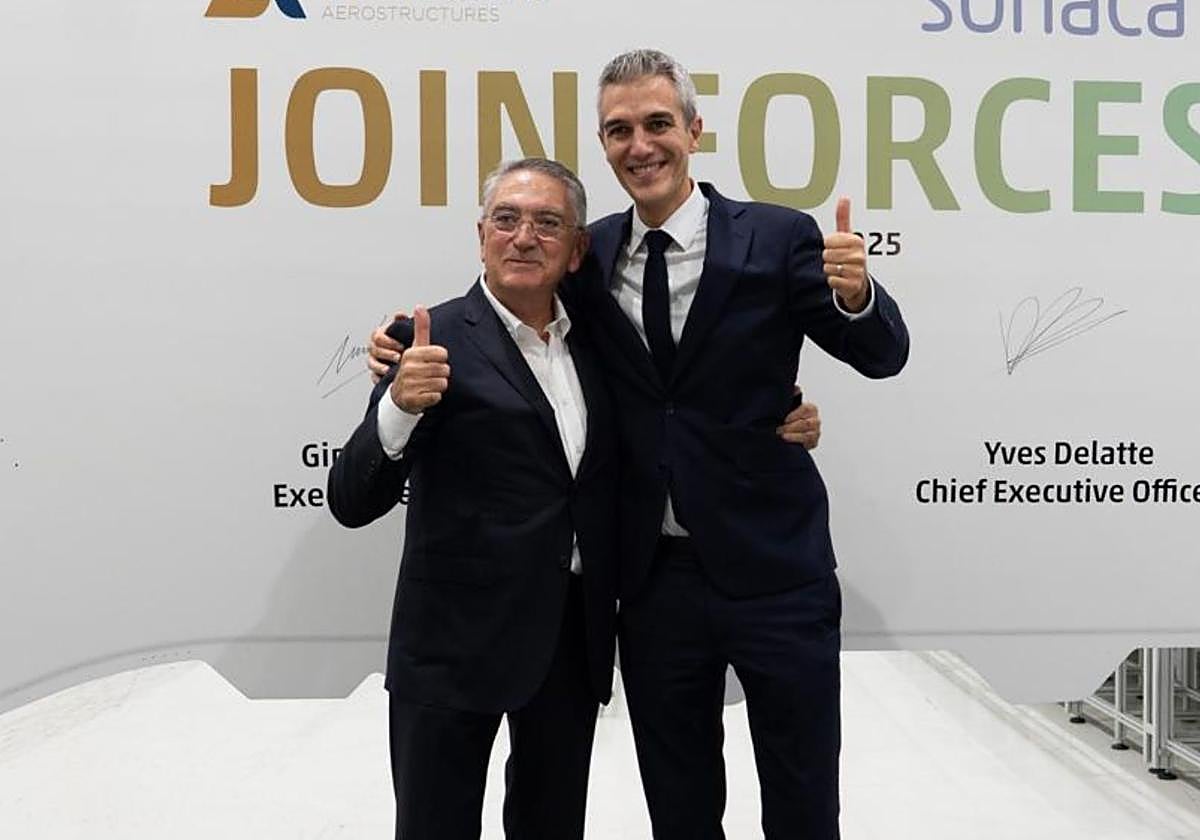 Ginés Clemente, presidente ejecutivo de Aciturri (izq.) e Yves Delatte, CEO de Sonaca Group, tras la firma del acuerdo.