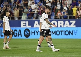 Jugadores tras finalizar el encuentro el El Alcoraz