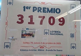 Estanco López de Aranda de Duero anunciando el premio de la Lotería Nacional.
