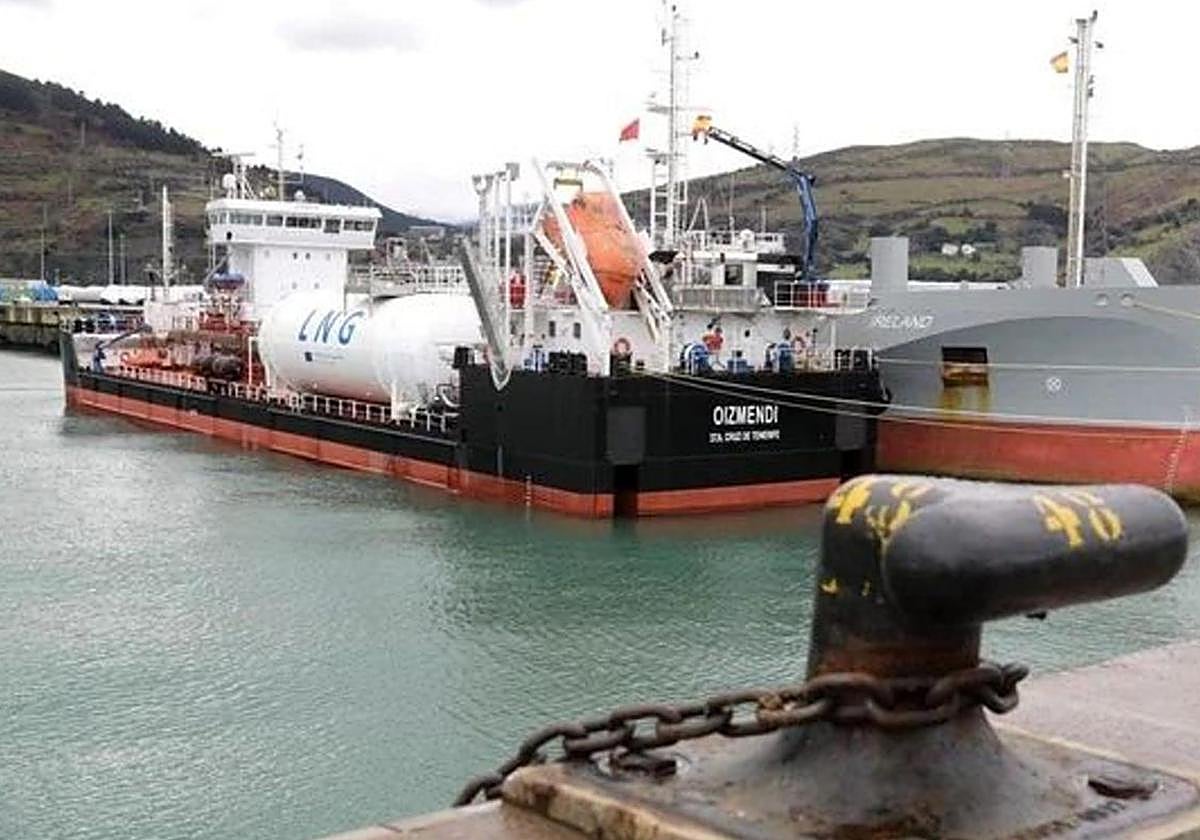 Barcos petroleros en un puerto.