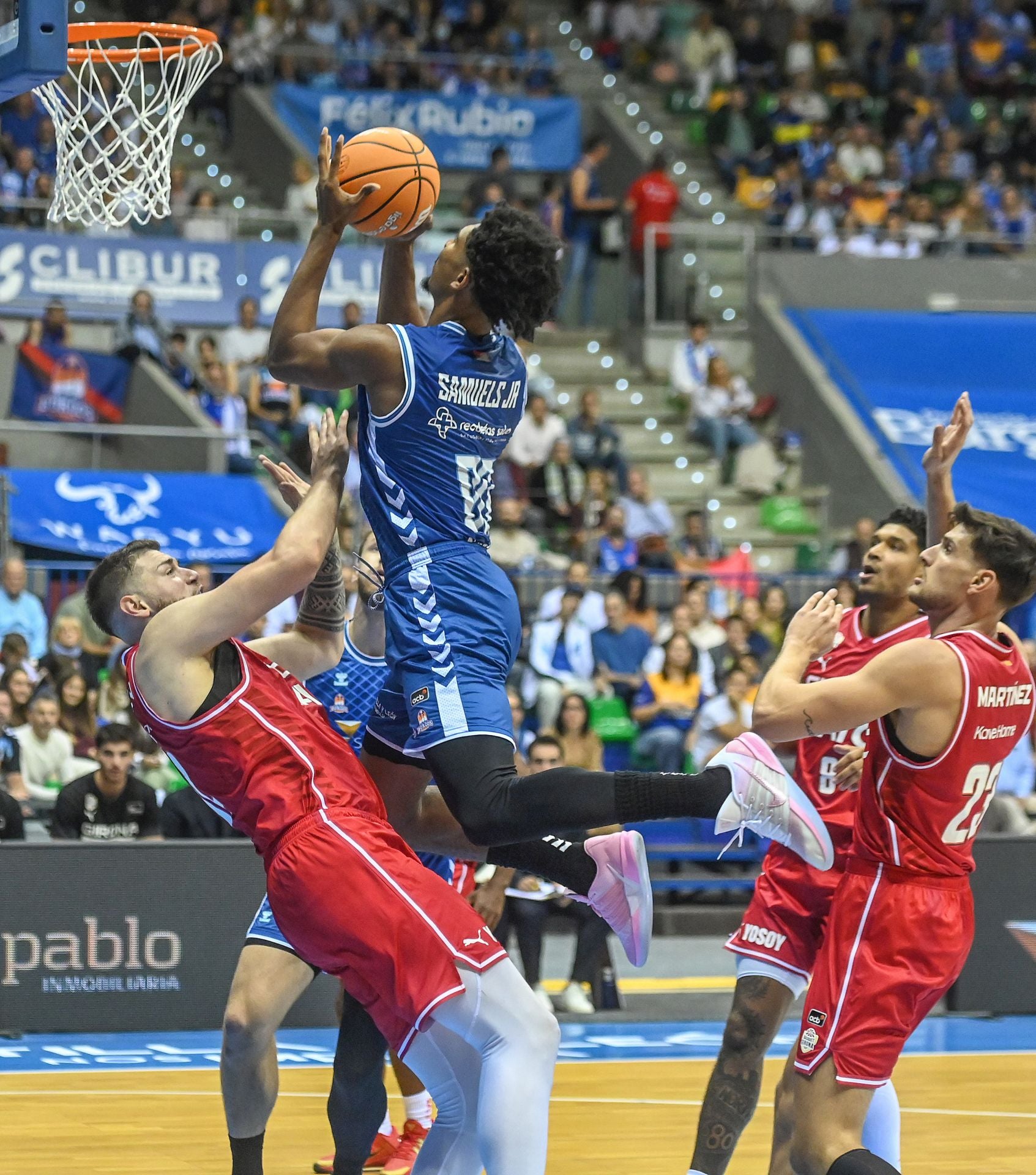 Todas las imágenes del primer partido de temporada entre el San Pablo Burgos frente al Bàsquet Girona