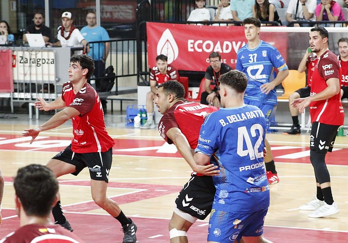 Jugadores del UBU San Pablo Burgos 2031 y del BM Contazara Zaragoza en la jornada cuatro en el Pabellón Siglo XXI de Zaragoza