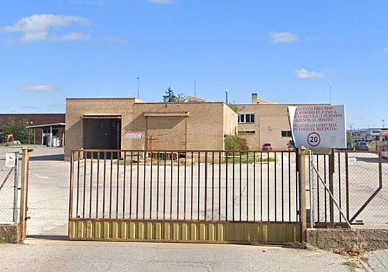 Tras la valla está el antiguo lavadero en desuso.