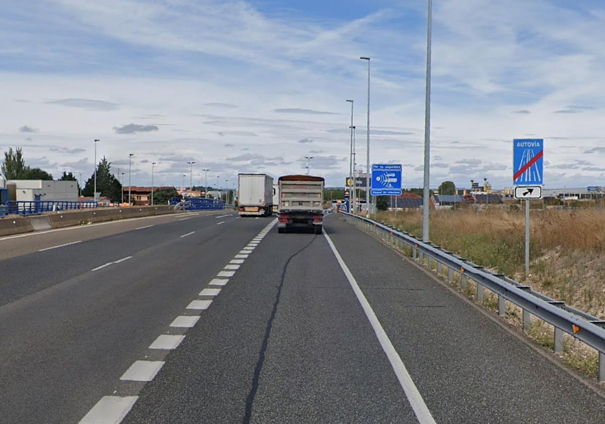 Vía de servicio para abandonar la A-1 cerca de la ciudad de Burgos.