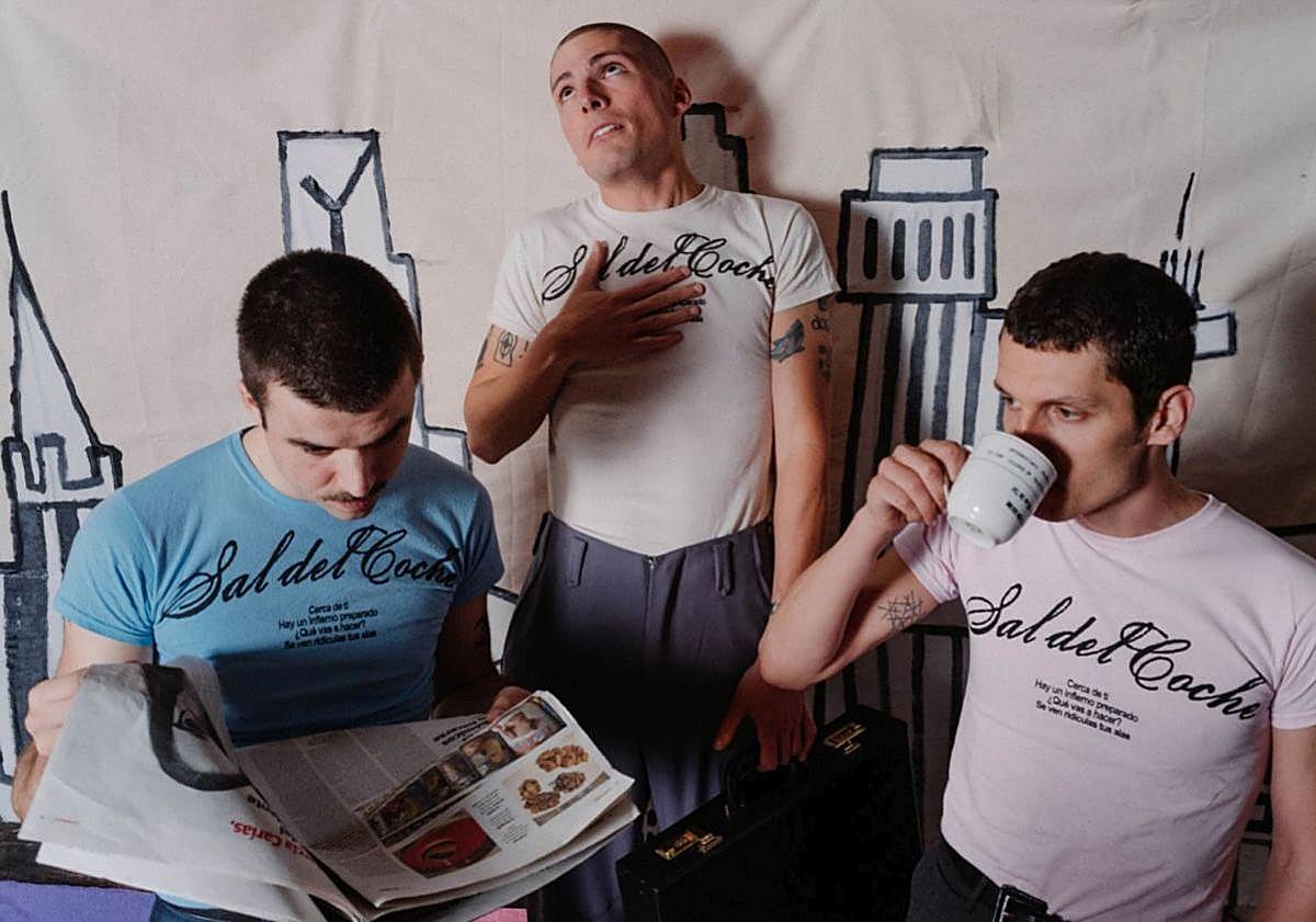 Imagen principal - Arriba, el grupo Sal del Coche; abajo a la izda. Nico Misería y a su lado, Angels.