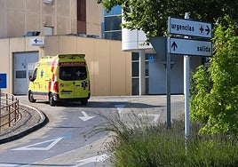 Una ambulancia entra en el hospital Santiago Apóstol de Miranda.